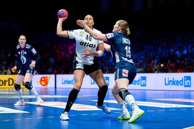 Handball, Frauen WM, Finale: Deutschland - Norwegen Aimee von Pereira (Deutschland), Vilde Ingstad (Norwegen) Rotterdam Ahoy Arena Niederlande
