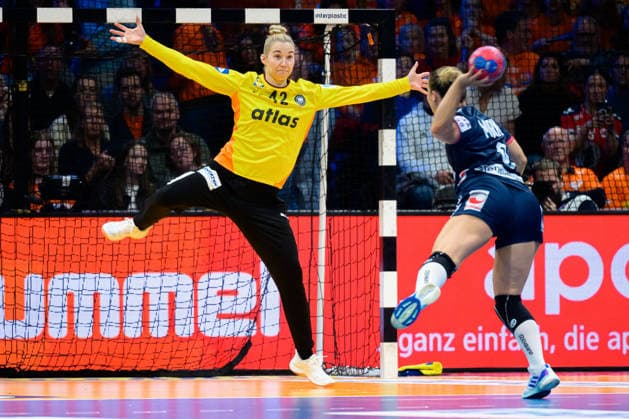 Handball, Frauen WM, Finale: Deutschland - Norwegen Torhueterin Katharina Filter (Deutschland), Nora Moerk (Norwegen) Rotterdam Ahoy Arena Niederlande
