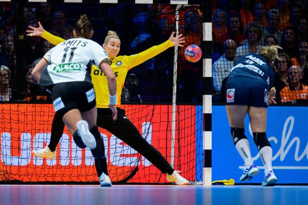 Handball, Frauen WM, Finale: Deutschland - Norwegen Torhueterin Katharina Filter (Deutschland), Nora Moerk (Norwegen) Rotterdam Ahoy Arena Niederlande