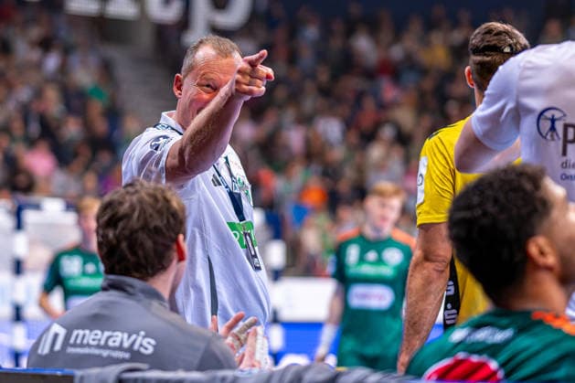 Heidmar Felixson (TSV Hannover-Burgdorf, Co-Trainer) (v.l.), TSV Hannover-Burgdorf (grün) gegen TVB Stuttgart (gelb) am 17. Spieltag der Saison 2025 2026 in der DAIKIN Handball-Bundesliga (14.12.2025, ZAG Arena (Hannover, GER), Copyright: xJanxGuentherx xTSVxHannover-Burgdorfx