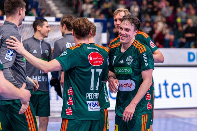 Leif Tissier (TSV Hannover-Burgdorf, Nr. 7) (v.l.), TSV Hannover-Burgdorf (grün) gegen TVB Stuttgart (gelb) am 17. Spieltag der Saison 2025 2026 in der DAIKIN Handball-Bundesliga (14.12.2025, ZAG Arena (Hannover, GER), Copyright: xJanxGuentherx xTSVxHannover-Burgdorfx