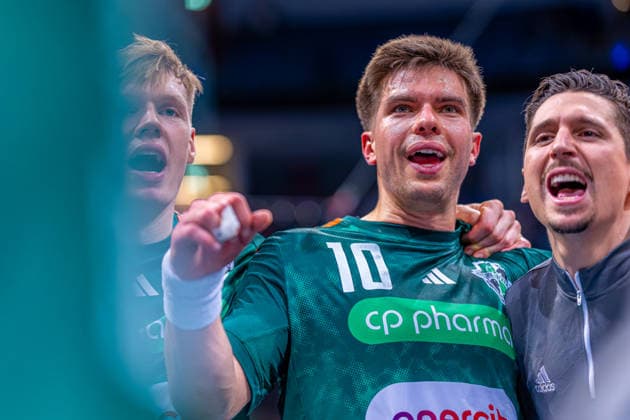 Renars Uscins (TSV Hannover-Burgdorf, Nr. 10) (v.l.), TSV Hannover-Burgdorf (grün) gegen TVB Stuttgart (gelb) am 17. Spieltag der Saison 2025 2026 in der DAIKIN Handball-Bundesliga (14.12.2025, ZAG Arena (Hannover, GER), *** Renars Uscins TSV Hannover Burgdorf, No. 10 v l , TSV Hannover Burgdorf green against TVB Stuttgart yellow on matchday 17 of the 2025 2026 season in the DAIKIN Handball Bundesliga 14 12 2025, ZAG Arena Hannover, GER , Copyright: xJanxGuentherx xTSVxHannover-Burgdorfx