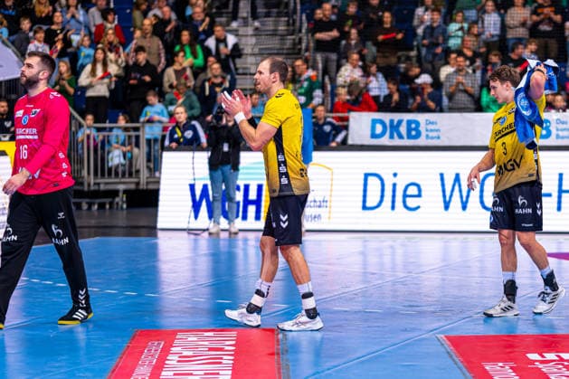 Kai Häfner (TVB Stuttgart, Nr. 34) (v.l.), TSV Hannover-Burgdorf (grün) gegen TVB Stuttgart (gelb) am 17. Spieltag der Saison 2025 2026 in der DAIKIN Handball-Bundesliga (14.12.2025, ZAG Arena (Hannover, GER), Copyright: xJanxGuentherx xTSVxHannover-Burgdorfx