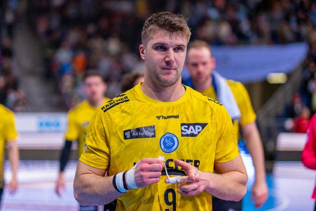 Gianfranco PribetiÄ‡ (TVB Stuttgart, Nr. 9) (v.l.), TSV Hannover-Burgdorf (grün) gegen TVB Stuttgart (gelb) am 17. Spieltag der Saison 2025 2026 in der DAIKIN Handball-Bundesliga (14.12.2025, ZAG Arena (Hannover, GER), Copyright: xJanxGuentherx xTSVxHannover-Burgdorfx