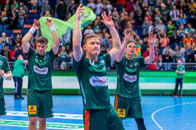 Renars Uscins (TSV Hannover-Burgdorf, Nr. 10) Leif Tissier (TSV Hannover-Burgdorf, Nr. 7) (v.l.), TSV Hannover-Burgdorf (grün) gegen TVB Stuttgart (gelb) am 17. Spieltag der Saison 2025 2026 in der DAIKIN Handball-Bundesliga (14.12.2025, ZAG Arena (Hannover, GER), Copyright: xJanxGuentherx xTSVxHannover-Burgdorfx