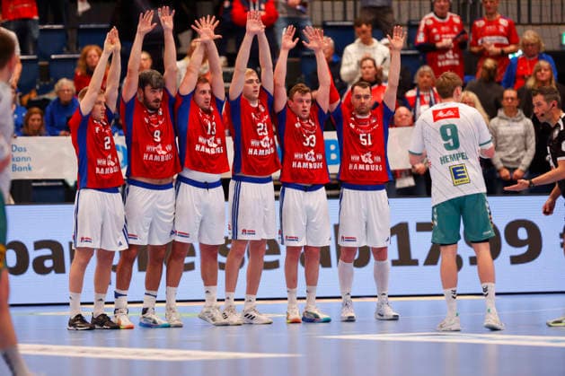 Handball 1. Handball-Bundesliga, DAIKIN HBL 2025 2026 - Handball Verein Hamburg (HSVH) vs. GWD Minden Morten Hempel Jensen (Minden) (ver-)wirft einen Freiwurft vor der Halbzeitpause. Die Mauer von Toma Gadza (Hamburg) Jacob Arenth Lassen (Hamburg) Niklas Weller (Hamburg) xEinar Olafsson (Hamburg) Moritz Sauter (Hamburg) und Casper U. Mortensen(Hamburg) steht. Sporthalle Hamburg Hamburg Foto: Frank Schoof