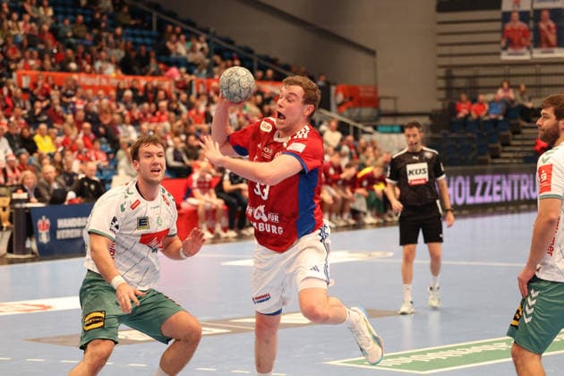 Handball Daikin Handball Bundesliga 2025 2026 - Handball Verein Hamburg vs. GWD Minden Eimantas Grimuta (Minden),Moritz Sauter (Hamburg),erfolgreicher Torwurf, Sporthalle Hamburg Hamburg