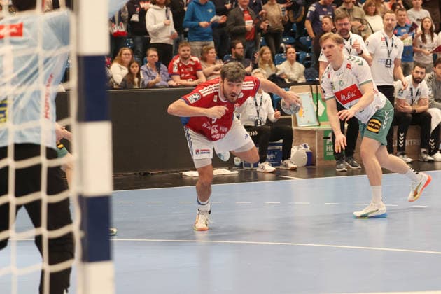 Handball Daikin Handball Bundesliga 2025 2026 - Handball Verein Hamburg vs. GWD Minden Torwart Malte Semisch (Minden),Jacob Arenth Lassen (Hamburg),erfolgreicher Torwurf, Niclas Benedict Heitkamp (Minden), Sporthalle Hamburg Hamburg