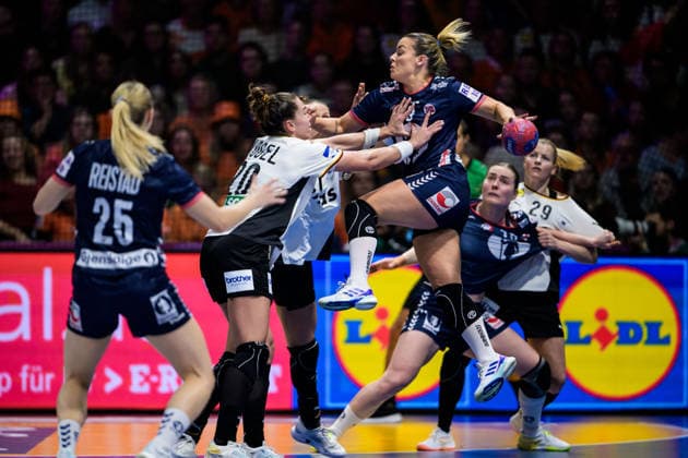 251214 Emily Vogel of Germany and Nora Mork of Norway during the IHF Women s World Championship, WM, Weltmeisterschaft final between Germany and Norway on December 14, 2025 in Rotterdam. Photo: Joel Marklund BILDBYRAN kod JM JM0758 bbeng handball handboll handball vm handball-vm handbolls-vm ihf handball world championship world handball championship 2025 world championship 2025 final tyskland norway norge germany dam Copyright: JOELxMARKLUND BB251214JM059