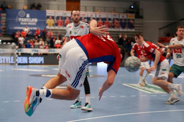 Handball 1. Handball-Bundesliga, DAIKIN HBL 2025 2026 - Handball Verein Hamburg (HSVH) vs. GWD Minden Jacob Arenth Lassen (Hamburg) kann auch so Tore werfen (und treffen) . Sporthalle Hamburg Hamburg Foto: Frank Schoof