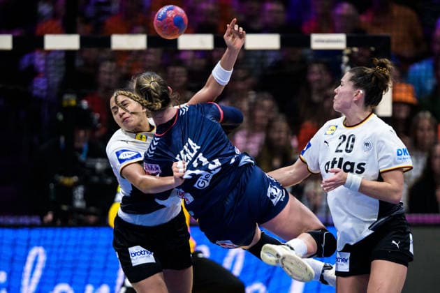 251214 AimÃ e von Pereira and Emily Vogel of Germany and Thale Rushfeldt Deila of Norway during the IHF Women s World Championship, WM, Weltmeisterschaft final between Germany and Norway on December 14, 2025 in Rotterdam. Photo: Joel Marklund BILDBYRAN kod JM JM0758 bbeng handball handboll handball vm handball-vm handbolls-vm ihf handball world championship world handball championship 2025 world championship 2025 final tyskland norway norge germany dambbauto Copyright: JOELxMARKLUND BB251214JM063