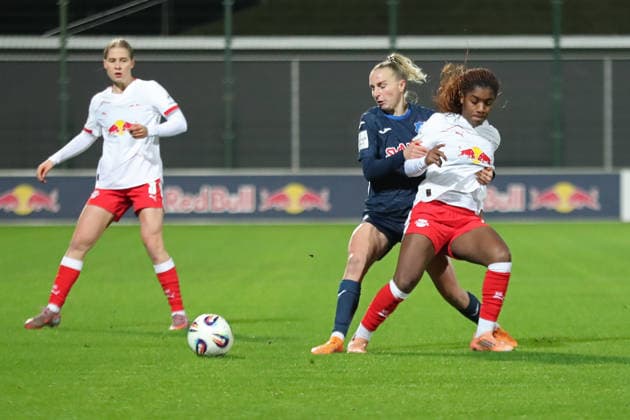 Google Pixel Frauen-Bundesliga, RB Leipzig - TSG Hoffenheim; 14.12.2025 Vanessa Diehm (6, TSG Hoffenheim) gegen Delice Boboy (17, RB Leipzig). Fußball, Google Pixel Frauen-Bundesliga, Saison 2025 2026, 13. Spieltag: RB Leipzig vs. TSG 1899 Hoffenheim am 14.12.2025, Trainingszentrum Cottaweg, Leipzig. DFB REGULATIONS PROHIBIT ANY USE OF PHOTOGRAPHS AS IMAGE SEQUENCES AND OR QUASI-VIDEO. Copyright: xBEAUTIFULxSPORTS JanxKaeferx