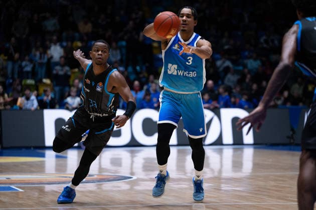 Garai Zeeb (Frankfurt Skyliners, 03), Eric Washington (Science City Jena, 33) GER, BBL, Frankfurt Skyliners vs. Science City Jena, SV Basketball, 1. Bundesliga, 10 Spieltag, Saison 2025 2026 14.12.2025 Eibner-Pressefoto Attila Ziga GER, BBL, Frankfurt Skyliners vs. Science City Jena, SV Basketball, 1. Bundesliga, 10 Spieltag, Saison 2025 2026 14.12.2025 Frankfurt am Main Copyright: xEibner-Pressefotox EP_AZA