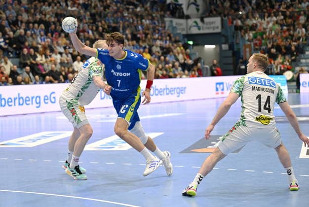 RECORD DATE NOT STATED Julian Koester (VfL Gummersbach 7) gegen Teitur Einarsson (VfL Gummersbach 14) und Magnus Saugstrup (SC Magdeburg 23) VfL Gummersbach vs. SC Magdeburg, Handball, Daikin 1. Bundesliga, 17. Spieltag, Spielzeit 2025-2026, Schwalbe Arena Gummersbach, 14.12.2025 VfL Gummersbach vs. SC Magdeburg, Handball, Daikin 1. Bundesliga, 17. Spieltag, Spielzeit 2025-2026, Schwalbe Arena Gummersbach, 14.12.2025 Gummersbach Copyright: xEibner-Pressefoto JuergenxAugstx EP_JAT