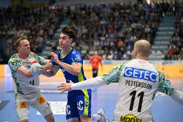 RECORD DATE NOT STATED Omar Ingi Magnusson (SC Magdeburg 14) und Daniel Pettersson (SC Magdeburg 11) gegen Miro Schluroff (VfL Gummersbach 15) VfL Gummersbach vs. SC Magdeburg, Handball, Daikin 1. Bundesliga, 17. Spieltag, Spielzeit 2025-2026, Schwalbe Arena Gummersbach, 14.12.2025 VfL Gummersbach vs. SC Magdeburg, Handball, Daikin 1. Bundesliga, 17. Spieltag, Spielzeit 2025-2026, Schwalbe Arena Gummersbach, 14.12.2025 Gummersbach Copyright: xEibner-Pressefoto JuergenxAugstx EP_JAT