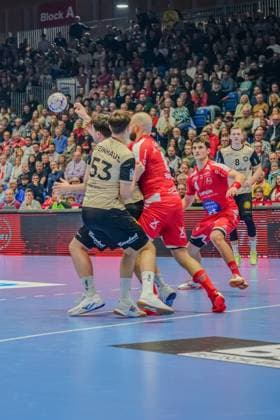 Szene mit Nico Schöttle (8; Bergischer HC) und Nikolaj Enderleit (4; MT Melsungen) Nico Schöttle (8; Bergischer HC) und Nikolaj Enderleit (4; MT Melsungen) in Aktion Copyright: xMichaelxSchäferx