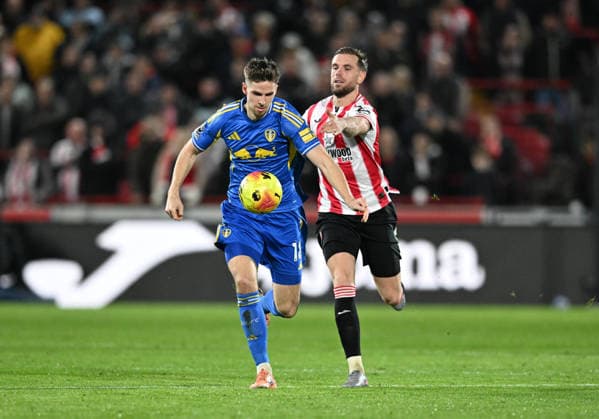 14th December 2025; Gtech Community Stadium, Brentford, London, England; Premier League Football, Brentford versus Leeds United; Jordan Henderson of Brentford competes for the ball with Anton Stach of Leeds United  SimonxWest