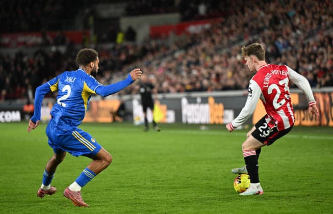 14th December 2025; Gtech Community Stadium, Brentford, London, England; Premier League Football, Brentford versus Leeds United; Jayden Bogle of Leeds United prepares to tackle Keane Lewis-Potter of Brentford  SimonxWest