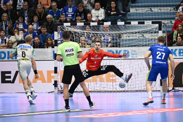 RECORD DATE NOT STATED Matthias Musche (SC Magdeburg 6) bezwingt Dominik Kuzmanovic (VfL Gummersbach 1) beim einem 7 Meter Wurf VfL Gummersbach vs. SC Magdeburg, Handball, Daikin 1. Bundesliga, 17. Spieltag, Spielzeit 2025-2026, Schwalbe Arena Gummersbach, 14.12.2025 VfL Gummersbach vs. SC Magdeburg, Handball, Daikin 1. Bundesliga, 17. Spieltag, Spielzeit 2025-2026, Schwalbe Arena Gummersbach, 14.12.2025 Gummersbach Copyright: xEibner-Pressefoto JuergenxAugstx EP_JAT