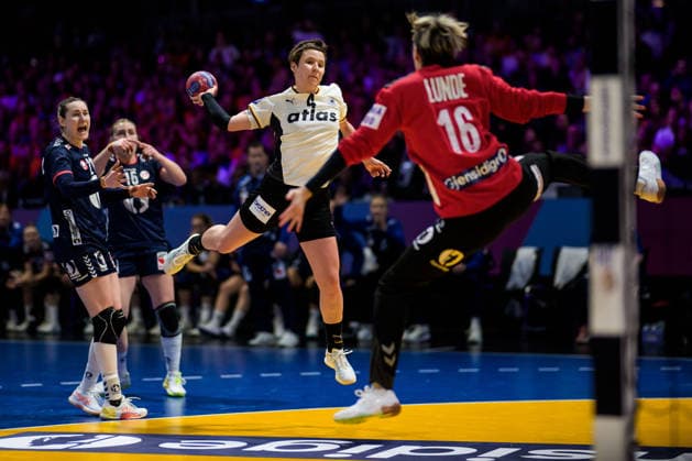 251214 Alina Grijseels of Germany and Goalkeeper Katrine Lunde of Norway during the IHF Women s World Championship, WM, Weltmeisterschaft final between Germany and Norway on December 14, 2025 in Rotterdam. Photo: Joel Marklund BILDBYRAN kod JM JM0758 bbeng handball handboll handball handboll handball vm handball-vm handbolls-vm ihf handball world championship world handball championship 2025 world championship 2025 final tyskland norway norge germany dambbauto norge norway tyskland germany Copyright: JOELxMARKLUND BB251214JM066