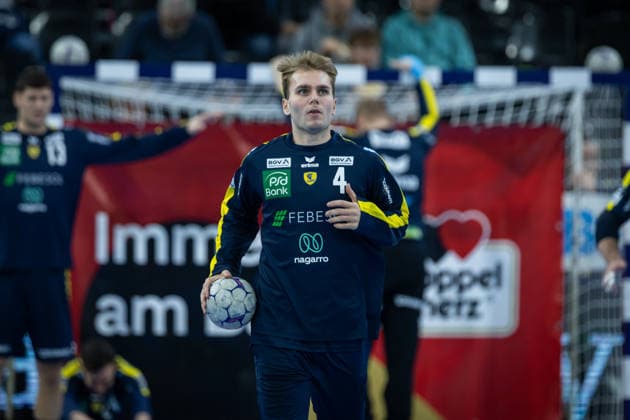 DAIKIN HBL: SG Flensburg-Handewitt vs Rhein-Neckar Löwen; 14.12.25 Mathias Larson (Nr.04, Rhein-Neckar Löwen) beim Warm Up DAIKIN HBL: SG Flensburg-Handewitt vs Rhein-Neckar Löwen, GP JOULE Arena am 14.12.25 Copyright: xBEAUTIFULxSPORTS MarioxM.xKobergx