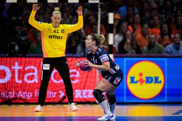 251214 Nora Mork of Norway and goalkeeper Katharina Filter of Germany during the IHF Women s World Championship, WM, Weltmeisterschaft final between Germany and Norway on December 14, 2025 in Rotterdam. Photo: Joel Marklund BILDBYRAN kod JM JM0758 bbeng, handball, handboll, handball, handboll, handball, vm, h Copyright: JOELxMARKLUND BB251214JM068