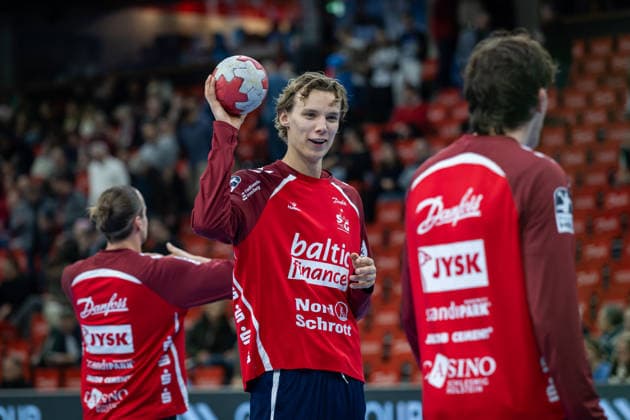 DAIKIN HBL: SG Flensburg-Handewitt vs Rhein-Neckar Löwen; 14.12.25 Thilo Knutzen (Nr.34, SG Flensburg-Handewitt) beim Warm Up DAIKIN HBL: SG Flensburg-Handewitt vs Rhein-Neckar Löwen, GP JOULE Arena am 14.12.25 Copyright: xBEAUTIFULxSPORTS MarioxM.xKobergx