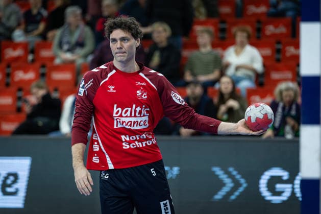 DAIKIN HBL: SG Flensburg-Handewitt vs Rhein-Neckar Löwen; 14.12.25 Niclas Kirkeløkke (Nr.05, SG Flensburg-Handewitt) beim Warm Up DAIKIN HBL: SG Flensburg-Handewitt vs Rhein-Neckar Löwen, GP JOULE Arena am 14.12.25 Copyright: xBEAUTIFULxSPORTS MarioxM.xKobergx