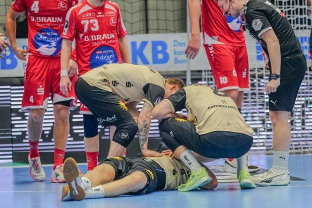 Szene mit Spielern von Team MT Melsungen und Team Bergischer HC Handball-Szene mit Verletzungsbehandlung Copyright: xMichaelxSchäferx