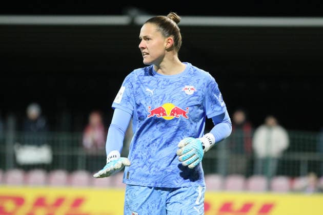 14.12.2025 Fußball Frauen 2025 2026 Google Pixel Frauen-Bundesliga 13. Spieltag RB Leipzig - TSG Hoffenheim RB-Trainingszentrum am Cottaweg Leipzig Elvira Herzog (RBL, 1, hellblau) erteilt Anweisungen an ihre Vorderleute. Leipzig Sachsen Deutschland