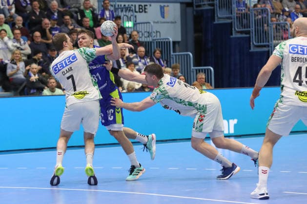 14.12.2025, xtgx, VfL Gummersbach - SC Magdeburg v.l. Felix Claar (Magdeburg, 7), Kay Smits (Gummersbach, 31), Elvar Orn Jonsson (Magdeburg, 19) Zweikampf, Duell, Kampf, tackle Gummersbach