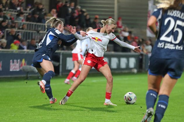 Google Pixel Frauen-Bundesliga, RB Leipzig - TSG Hoffenheim; 14.12.2025 Laura Gloning (20, TSG Hoffenheim) zerrt am Trikot von Marlene Müller (27, RB Leipzig). Fußball, Google Pixel Frauen-Bundesliga, Saison 2025 2026, 13. Spieltag: RB Leipzig vs. TSG 1899 Hoffenheim am 14.12.2025, Trainingszentrum Cottaweg, Leipzig. DFB REGULATIONS PROHIBIT ANY USE OF PHOTOGRAPHS AS IMAGE SEQUENCES AND OR QUASI-VIDEO. Copyright: xBEAUTIFULxSPORTS JanxKaeferx
