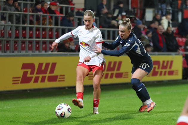Google Pixel Frauen-Bundesliga, RB Leipzig - TSG Hoffenheim; 14.12.2025 Marlene Müller (27, RB Leipzig) gegen Laura Gloning (20, TSG Hoffenheim). Fußball, Google Pixel Frauen-Bundesliga, Saison 2025 2026, 13. Spieltag: RB Leipzig vs. TSG 1899 Hoffenheim am 14.12.2025, Trainingszentrum Cottaweg, Leipzig. DFB REGULATIONS PROHIBIT ANY USE OF PHOTOGRAPHS AS IMAGE SEQUENCES AND OR QUASI-VIDEO. Copyright: xBEAUTIFULxSPORTS JanxKaeferx