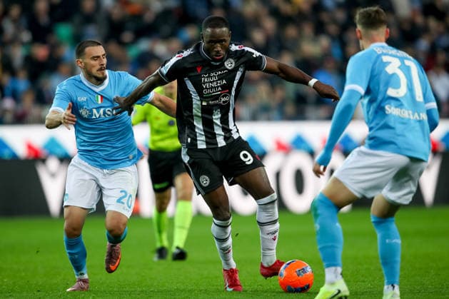Udinese s Keinan Davis in action against Napoli s Eljif Elmas and Napoli s Sam Beukema during the Italian Soccer Serie A match between Udinese Calcio vs SSC Napoli at the Bluenergy Stadium in Udine, Italy, 14 december 2025  Copyright: xGabrielexMenis IPAxSportx xipa-agency.netx xx IPA_69151128 IPA_Agency_IPA69151128