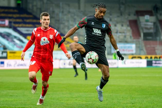 Regionalliga Nordost -Saison 25 26 Hallescher FC vs. 1.FC Magdeburg II Halle, Deutschland 14.Dezember 2025: Im Bild:v.li.Niclas Stierlin (Halle) und Ado Onaiwu (Magdeburg) Halle Saale Leuna Chemie Stadion Sachsen-Anhalt Deutschland *** Regionalliga Nordost Season 25 26 Hallescher FC vs 1 FC Magdeburg II Halle, Germany 14 December 2025 Pictured from left Niclas Stierlin Halle and Ado Onaiwu Magdeburg Halle Saale Leuna Chemie Stadion Sachsen Anhalt Germany