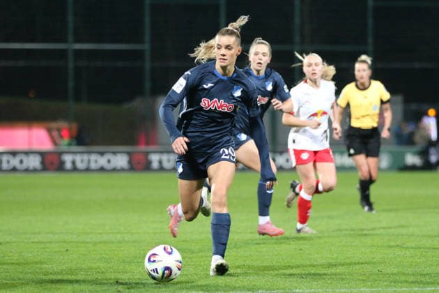 14.12.2025 Fußball Frauen 2025 2026 Google Pixel Frauen-Bundesliga 13. Spieltag RB Leipzig - TSG Hoffenheim RB-Trainingszentrum am Cottaweg Leipzig Selina Cerci (TSG, 29, blau) am Ball. Leipzig Sachsen Deutschland
