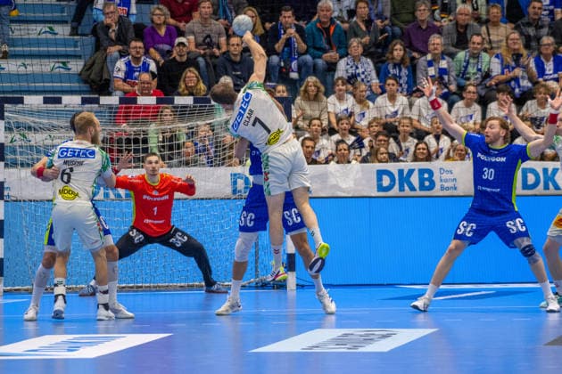 Daikin Handball Bundesliga, VfL Gummersbach - SC Magdeburg, 14.12.2025 Matthias Musche (SC Magdeburg, 6), Dominik Kuzmanovi? (VfL Gummersbach, 1), Felix Claar (SC Magdeburg, 7), Tom Kiesler (VfL Gummersbach, 30), ; Daikin Handball Bundesliga, VfL Gummersbach - SC Magdeburg, 14.12.2025 Copyright: xBEAUTIFULxSPORTS Erlhofx