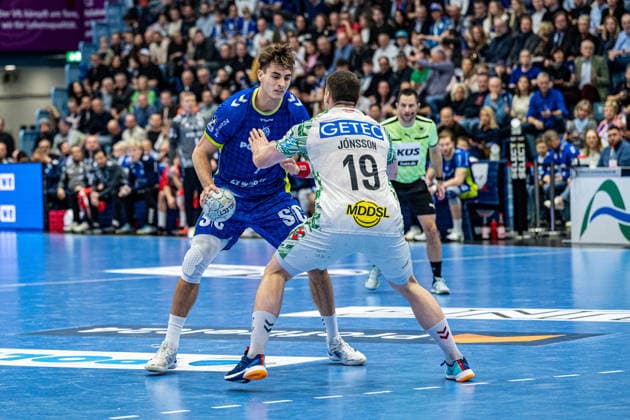 Daikin Handball Bundesliga, VfL Gummersbach - SC Magdeburg, 14.12.2025 Julian Köster (VfL Gummersbach, 7), Elvar Örn Jónsson (SC Magdeburg, 19), ; Daikin Handball Bundesliga, VfL Gummersbach - SC Magdeburg, 14.12.2025 Copyright: xBEAUTIFULxSPORTS Erlhofx
