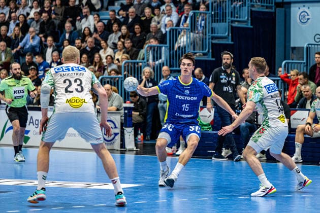 Daikin Handball Bundesliga, VfL Gummersbach - SC Magdeburg, 14.12.2025 Magnus Saugstrup (SC Magdeburg, 23), Miro Schluroff (VfL Gummersbach, 15), Ómar Ingi Magnússon (SC Magdeburg, 14), ; Daikin Handball Bundesliga, VfL Gummersbach - SC Magdeburg, 14.12.2025 Copyright: xBEAUTIFULxSPORTS Erlhofx