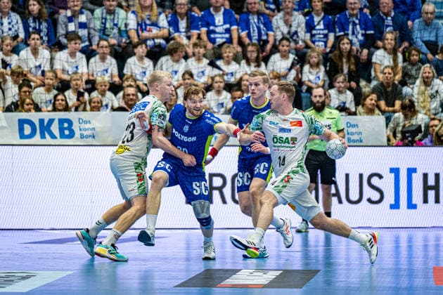 Daikin Handball Bundesliga, VfL Gummersbach - SC Magdeburg, 14.12.2025 Magnus Saugstrup (SC Magdeburg, 23), Tom Kiesler (VfL Gummersbach, 30), Ellidi Vidarsson (VfL Gummersbach, 4), Ómar Ingi Magnússon (SC Magdeburg, 14), ; Daikin Handball Bundesliga, VfL Gummersbach - SC Magdeburg, 14.12.2025 Copyright: xBEAUTIFULxSPORTS Erlhofx
