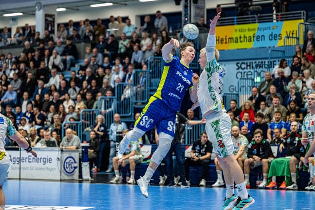 Daikin Handball Bundesliga, VfL Gummersbach - SC Magdeburg, 14.12.2025 Ole Pregler (VfL Gummersbach, 23), Magnus Saugstrup (SC Magdeburg, 23), ; Daikin Handball Bundesliga, VfL Gummersbach - SC Magdeburg, 14.12.2025 Copyright: xBEAUTIFULxSPORTS Erlhofx