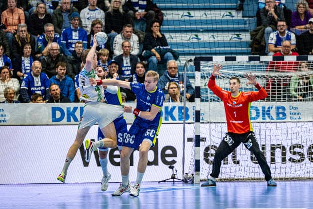 Daikin Handball Bundesliga, VfL Gummersbach - SC Magdeburg, 14.12.2025 Felix Claar (SC Magdeburg, 7), Ellidi Vidarsson (VfL Gummersbach, 4), Dominik Kuzmanovi? (VfL Gummersbach, 1), ; Daikin Handball Bundesliga, VfL Gummersbach - SC Magdeburg, 14.12.2025 Copyright: xBEAUTIFULxSPORTS Erlhofx