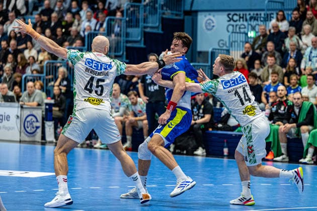 Daikin Handball Bundesliga, VfL Gummersbach - SC Magdeburg, 14.12.2025 Oscar Bergendahl (SC Magdeburg, 45), Julian Köster (VfL Gummersbach, 7), Ómar Ingi Magnússon (SC Magdeburg, 14), ; Daikin Handball Bundesliga, VfL Gummersbach - SC Magdeburg, 14.12.2025 Copyright: xBEAUTIFULxSPORTS Erlhofx