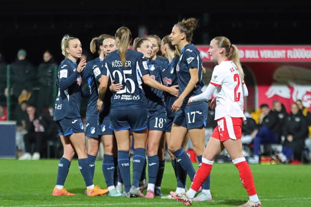 Google Pixel Frauen-Bundesliga, RB Leipzig - TSG Hoffenheim; 14.12.2025 Tor-Jubel beim Team von Hoffenheim nach dem Treffer zum 0:1. Mittendrin Torschützin Valesca Ampoorter (18, TSG Hoffenheim). Fußball, Google Pixel Frauen-Bundesliga, Saison 2025 2026, 13. Spieltag: RB Leipzig vs. TSG 1899 Hoffenheim am 14.12.2025, Trainingszentrum Cottaweg, Leipzig. DFB REGULATIONS PROHIBIT ANY USE OF PHOTOGRAPHS AS IMAGE SEQUENCES AND OR QUASI-VIDEO. Copyright: xBEAUTIFULxSPORTS JanxKaeferx