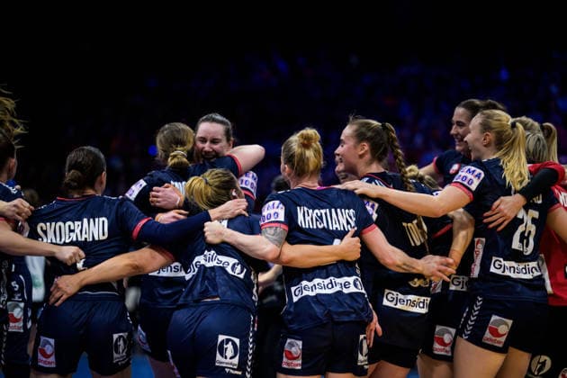 251214 Players of Norway celebrate after winning in the IHF Women s World Championship, WM, Weltmeisterschaft final between Germany and Norway on December 14, 2025 in Rotterdam. Photo: Joel Marklund BILDBYRAN kod JM JM0758 bbeng handball handboll handball vm handball-vm handbolls-vm ihf handball world championship world handball championship 2025 world championship 2025 final tyskland norway norge germany dam jubel Copyright: JOELxMARKLUND BB251214JM073