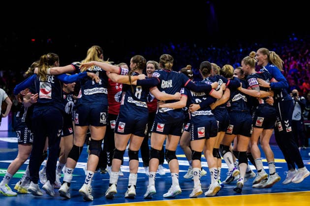 251214 Players of Norway celebrate after winning in the IHF Women s World Championship, WM, Weltmeisterschaft final between Germany and Norway on December 14, 2025 in Rotterdam. Photo: Joel Marklund BILDBYRAN kod JM JM0758 bbeng handball handboll handball vm handball-vm handbolls-vm ihf handball world championship world handball championship 2025 world championship 2025 final tyskland norway norge germany dam jubel Copyright: JOELxMARKLUND BB251214JM074