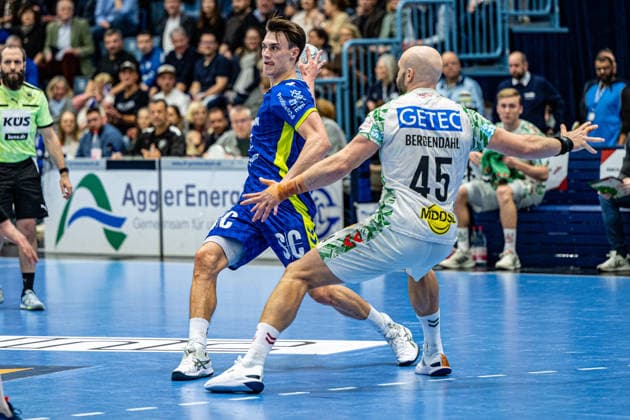Daikin Handball Bundesliga, VfL Gummersbach - SC Magdeburg, 14.12.2025 Miro Schluroff (VfL Gummersbach, 15), Oscar Bergendahl (SC Magdeburg, 45), ; Daikin Handball Bundesliga, VfL Gummersbach - SC Magdeburg, 14.12.2025 Copyright: xBEAUTIFULxSPORTS Erlhofx