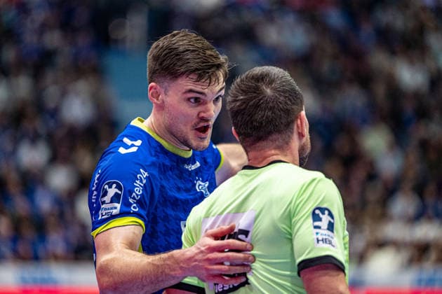 Daikin Handball Bundesliga, VfL Gummersbach - SC Magdeburg, 14.12.2025 Kay Smits (VfL Gummersbach, 31), beschwert sich beim Schiedsrichter; Daikin Handball Bundesliga, VfL Gummersbach - SC Magdeburg, 14.12.2025 Copyright: xBEAUTIFULxSPORTS Erlhofx