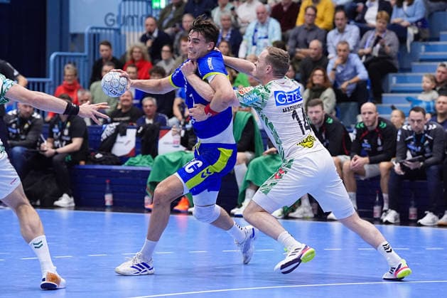 14.12.2025, xydrx, Handball, 1.HBL, VfL Gummersbach - SC Magdeburg, Schwalbe-Arena: Julian Koester (VfL Gummersbach 7) im Zweikampf gegen Omar Ingi Magnusson (SC Magdeburg 14) Photo: xYannisxDreimannxPressefotoKochx Nordrhein-Westfahlen Deutschland