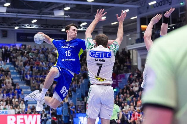 14.12.2025, xydrx, Handball, 1.HBL, VfL Gummersbach - SC Magdeburg, Schwalbe-Arena: Miro Schluroff (VfL Gummersbach 15) im Zweikampf gegen Felix Claar (SC Magdeburg 7) Photo: xYannisxDreimannxPressefotoKochx Nordrhein-Westfahlen Deutschland